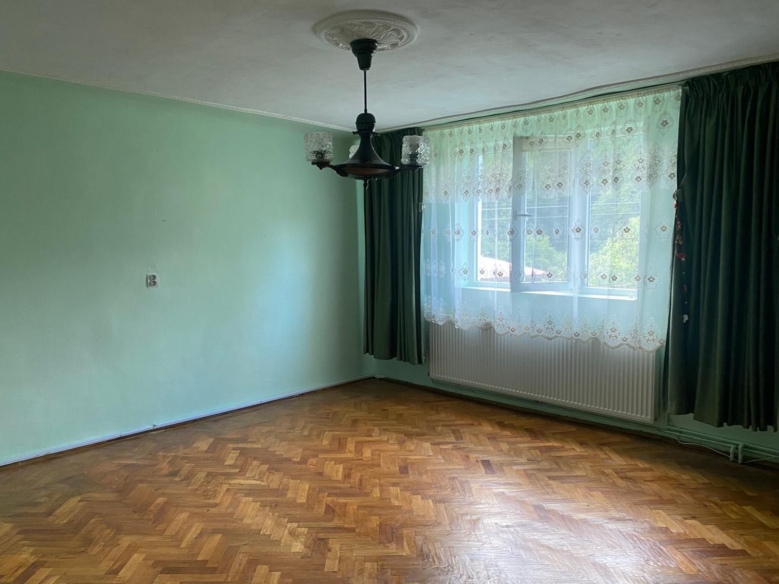 Vand casa de locuit cu curte, teren, garaj, beci, pod si anexe