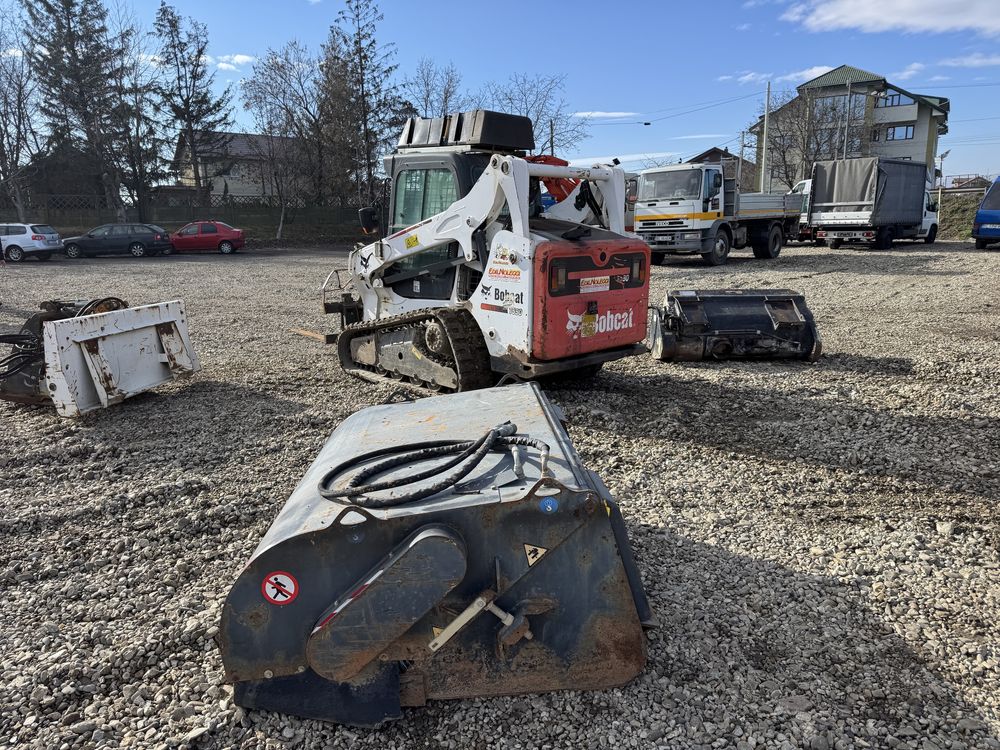 Bobcat T590 șenilat 3,5T 2014 cu accesorii furca, cupa, freza, malaxor