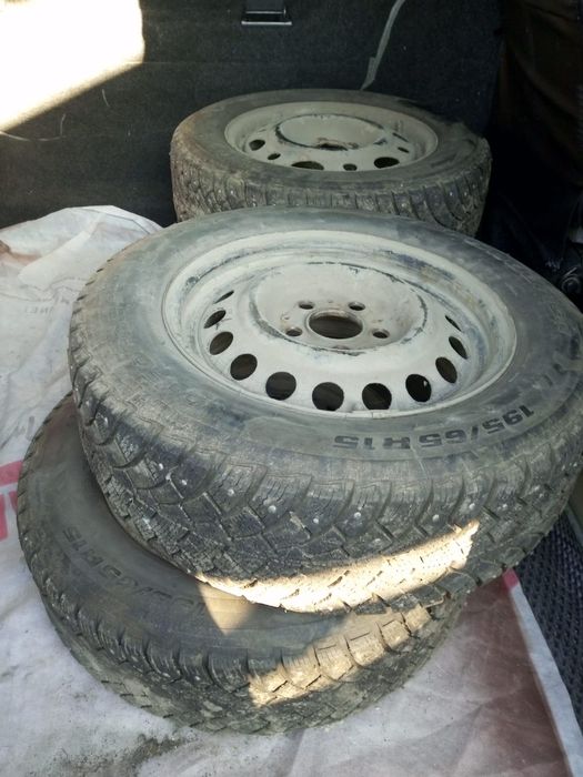 Продам комплект зимней резины195/65/15 с дисками(5/112).