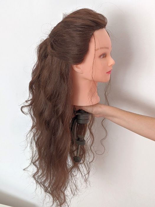 Фризьорска тренировъчна глава с ЕСТЕСТВЕНА коса 60см +стойка +аксесоар
