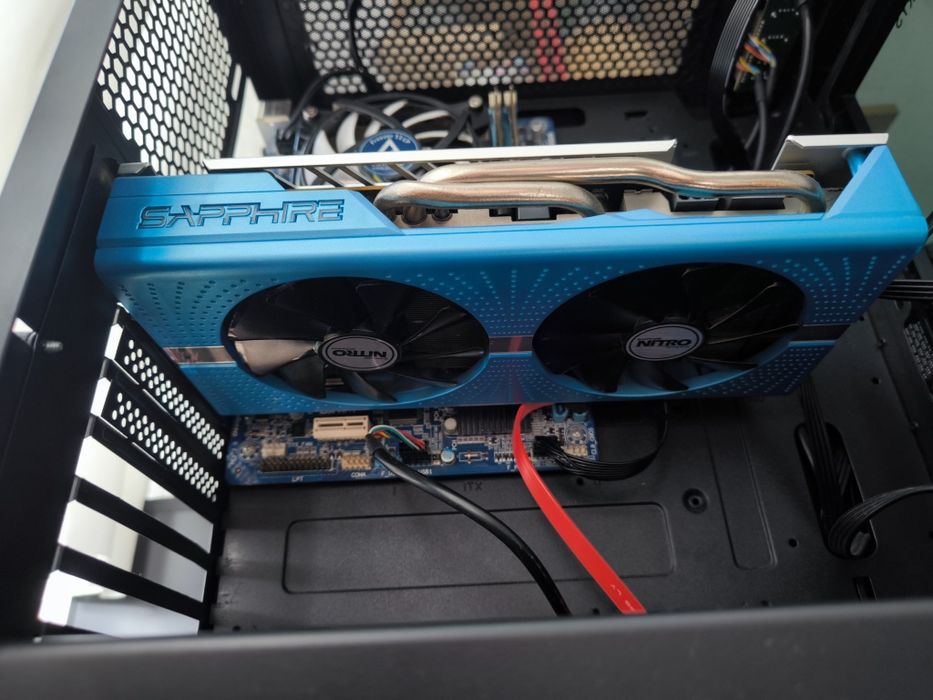 Vând PC, carcasă AQIRYS, sursa.