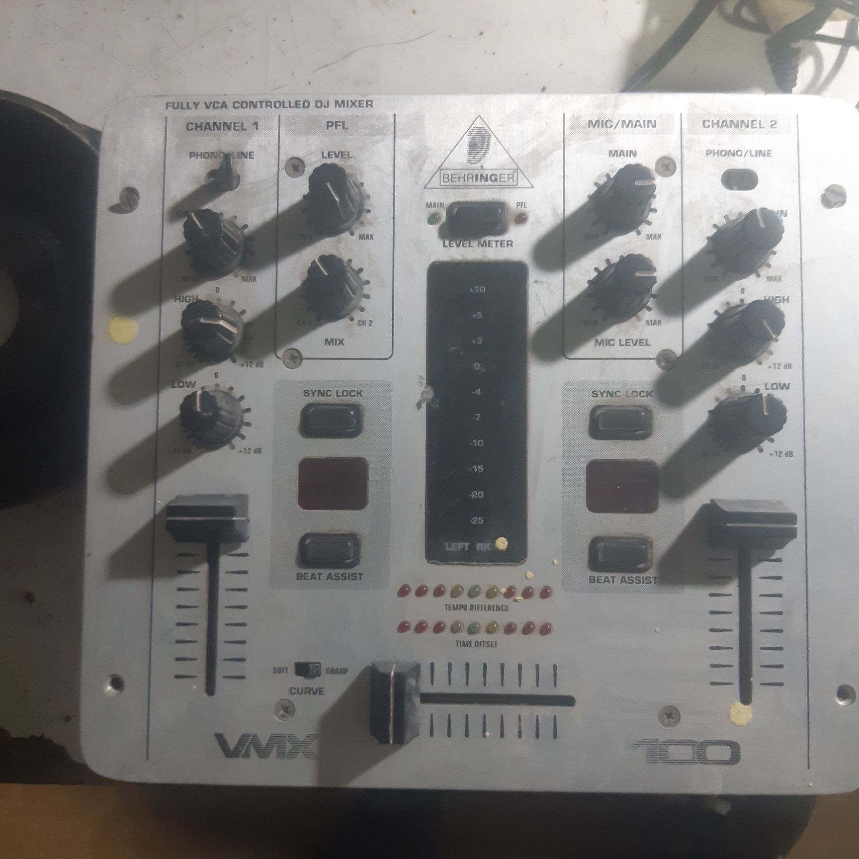 Behringer vmx100
