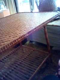 Трапезна маса плетена на две нива с два трапезни стола тип фотьойл