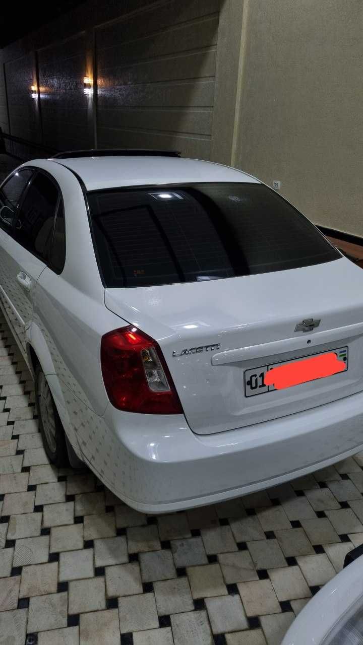 Lacetti 1.8 sotiladi