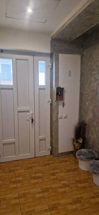 Casa 2 apt, 8 camere + 4 demisol, 308mp utili, 400m de mall Selimbar