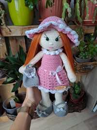 Плетена кукла в розово и бяло