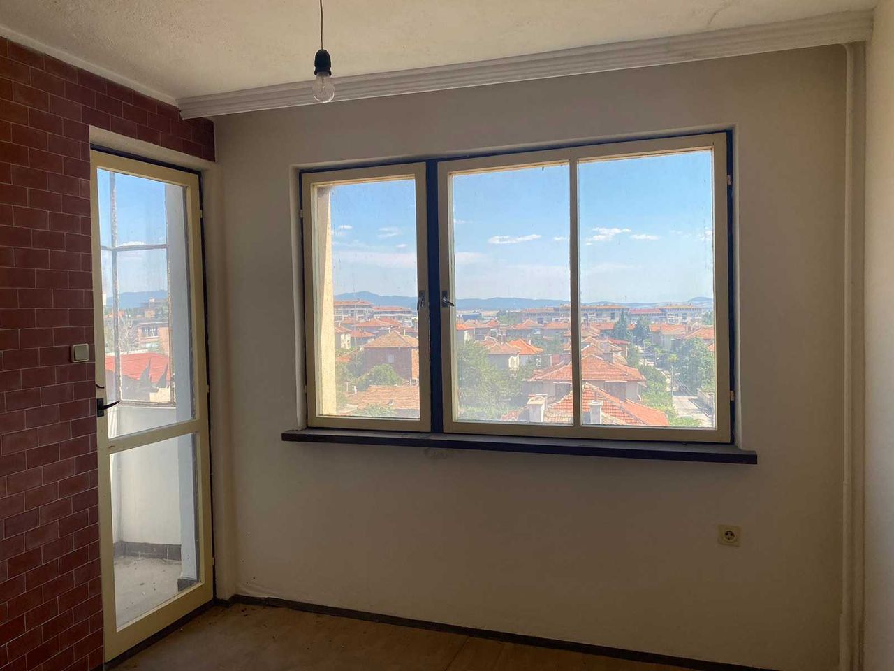 Продава се Тристаен апартамент в Карлово - 84 кв.м за 759 €/кв.м - Снимка #2