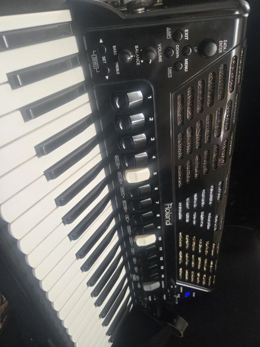 Vând acordeon roland fr7x