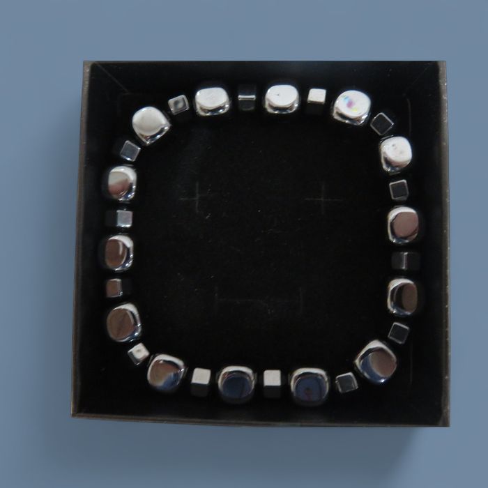 Мъжка гривна от естествен камък хематит.