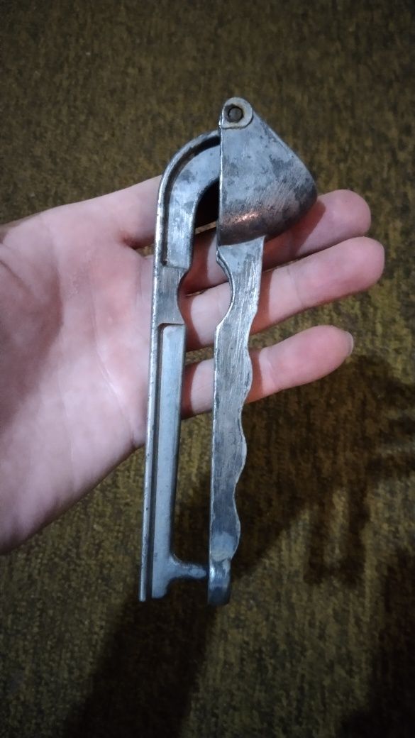 Ложки,вилки,чеснокодавка.