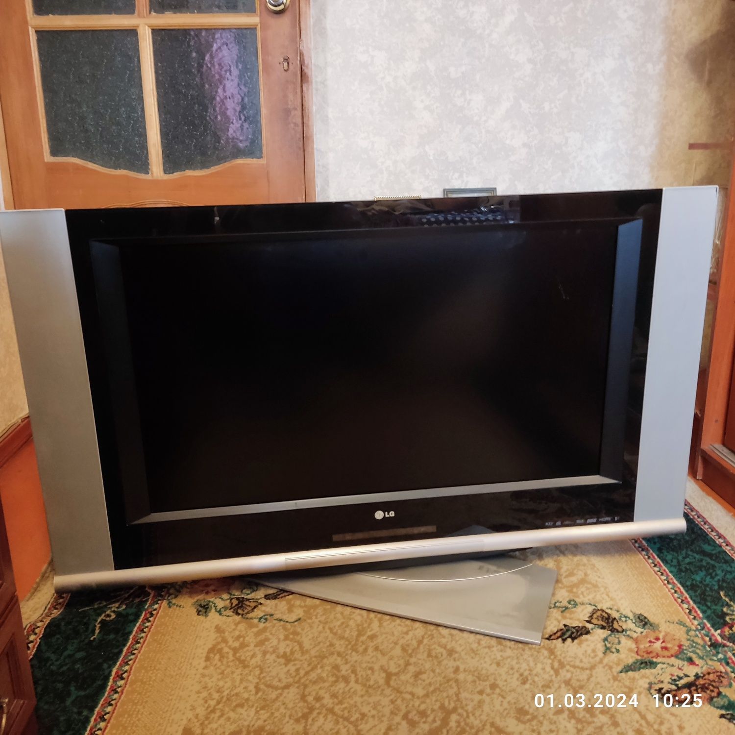 Продаётся телевизор в хорошем состоянии  120 см.