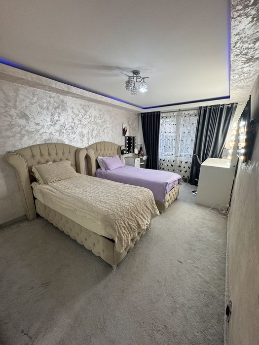 Vand 1 buc pat  de o persoana 93/200 m am doua buc