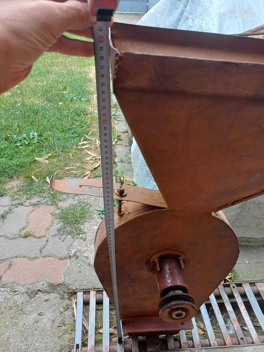 Vând moară folosită foarte puțin cu cuțite
