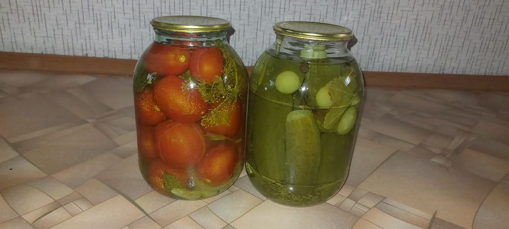 Продам помидоры и огурцы 2х и 3х  литровые банки