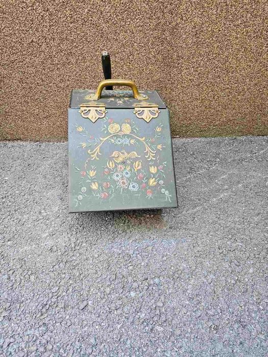 Ретро шкафче за дърва и въглища