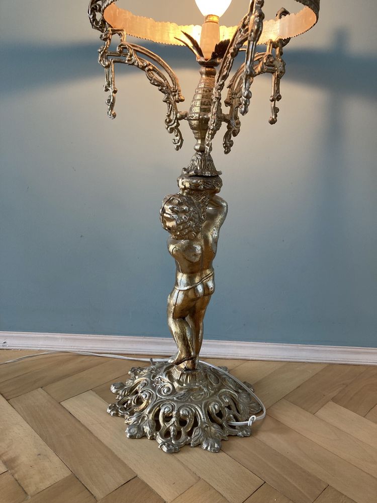 Настолна лампа във Викториански стил