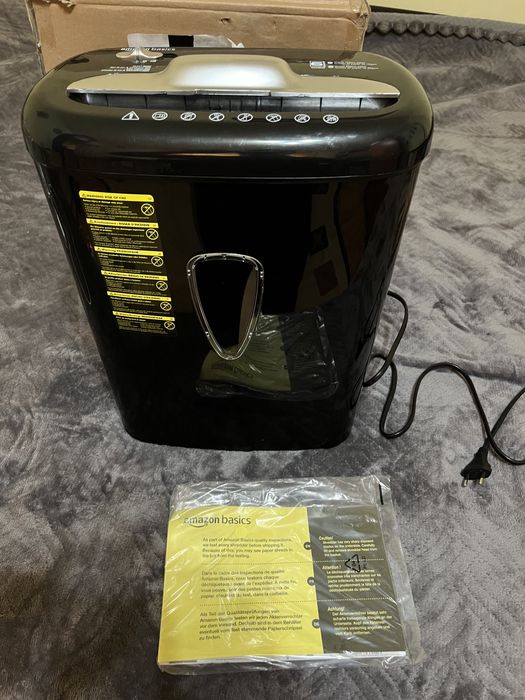 Distrugator documente Amazon Basics