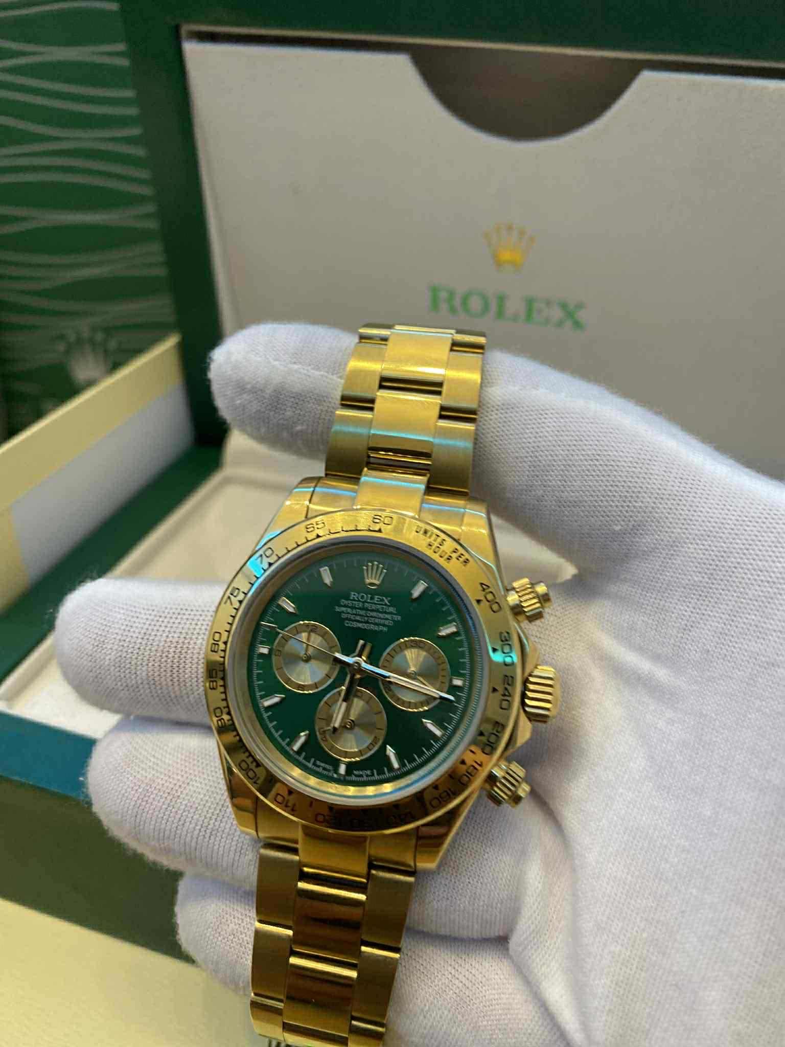 Часовник Rolex
Японски Автоматичен механизъм