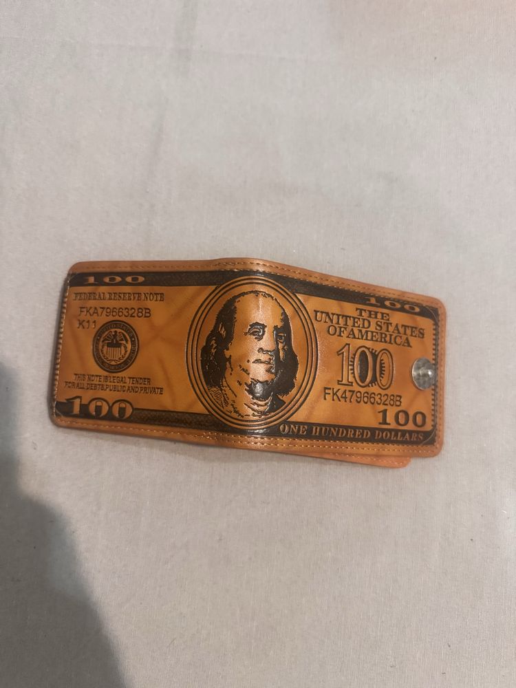 Портфейл с шарка 100$