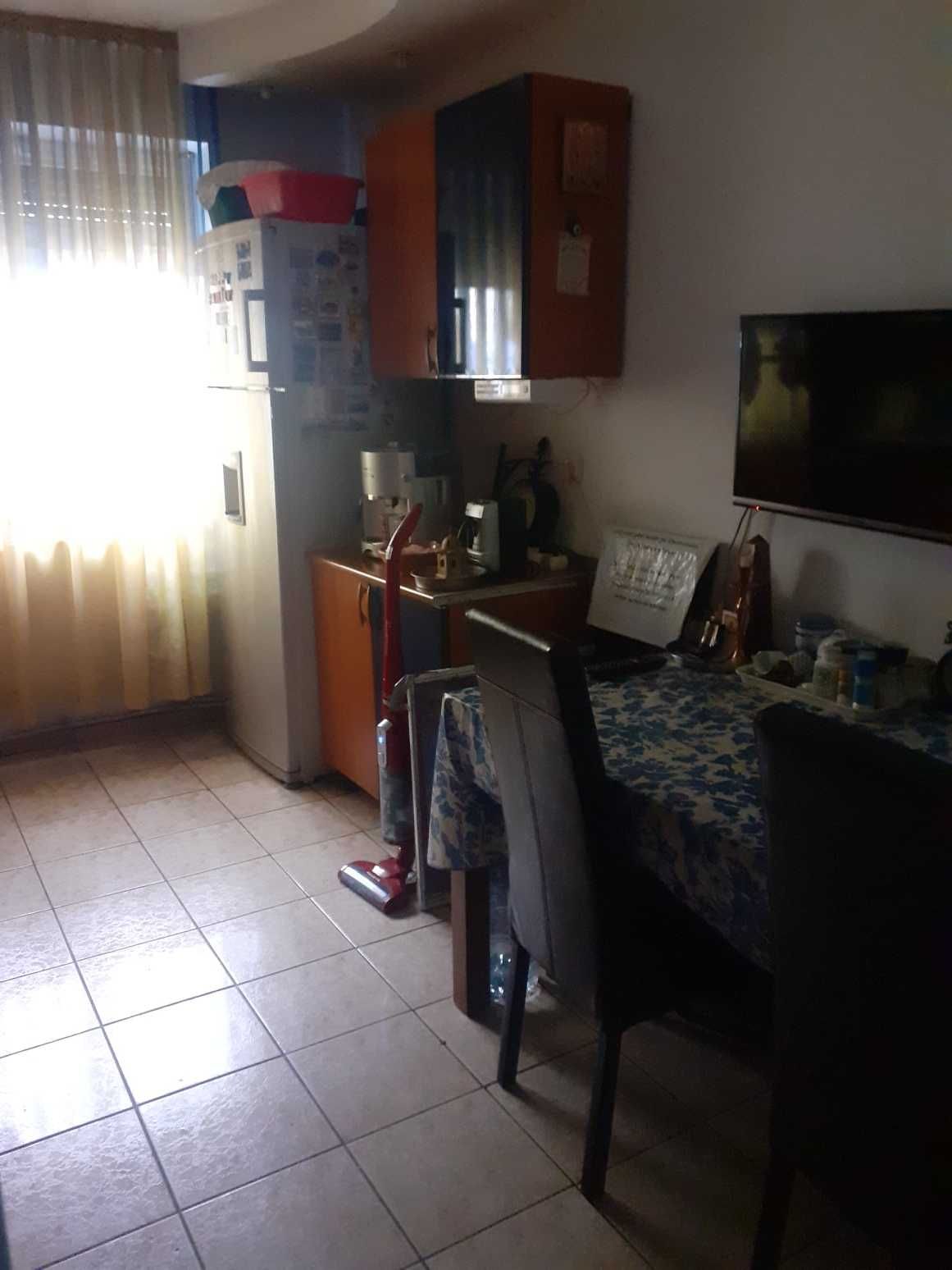 Vând două apartamente legate în Tecuci cu spațiu comercial