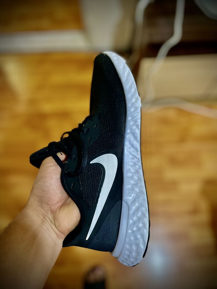 Nike Revolution 5