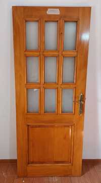 Uși de interior din lemn masiv cu feronerie inclusă
