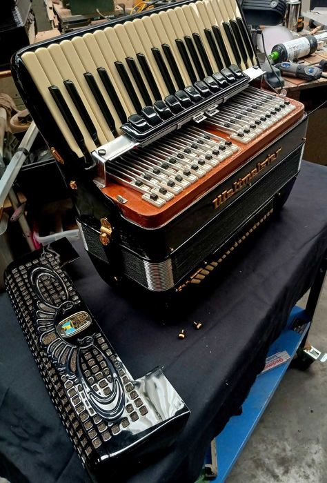 Acordeon Weltmeister Cantora – Ediție MIDI, placat cu aur de 24k