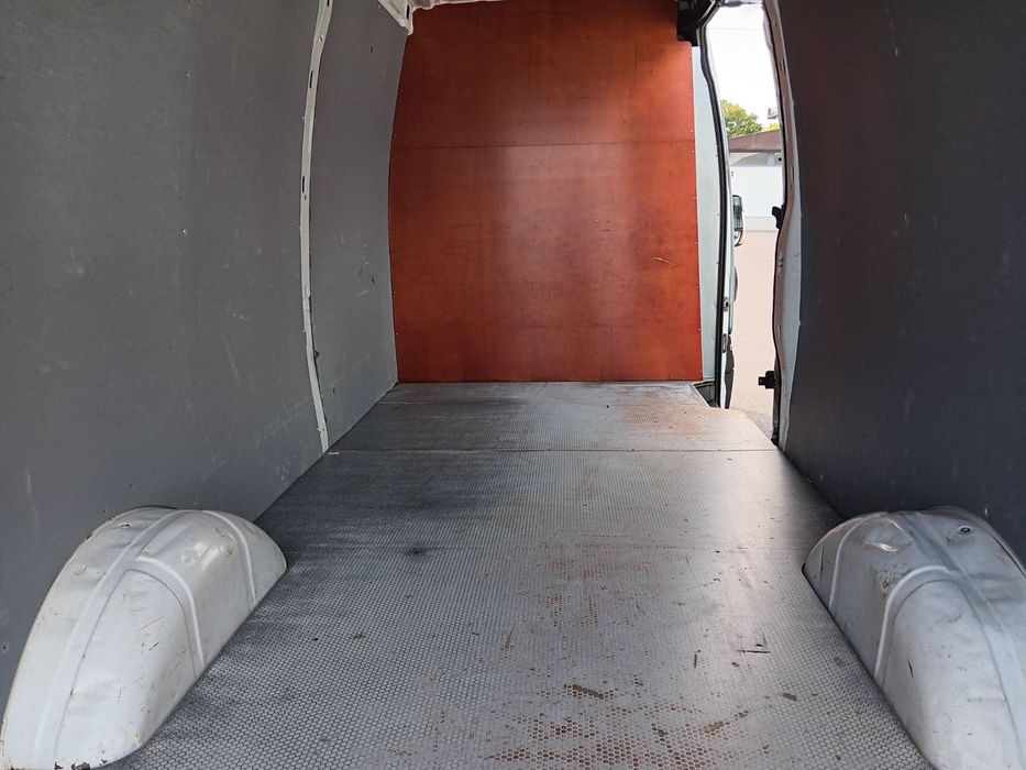 Товарен бус IVECO под наем АВТОМАТИК