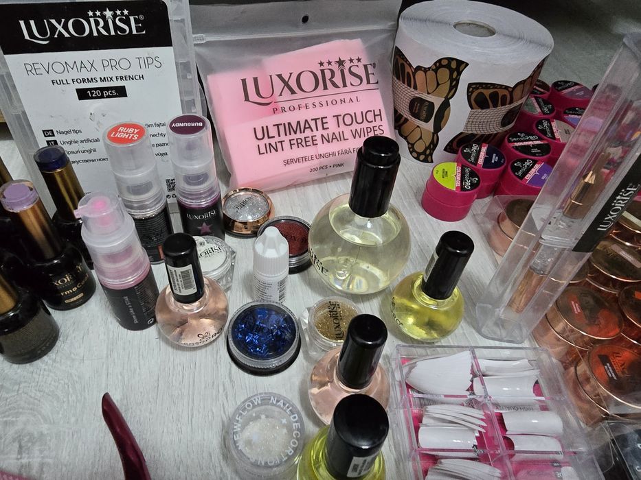 Vând tot ce se vede