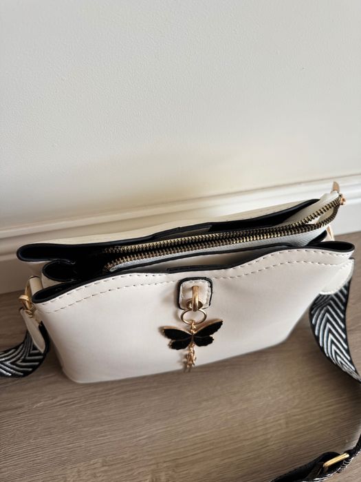 Елегантна бяла чанта с пеперуда