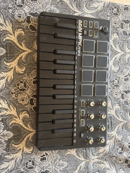 Продам akai mpk mini