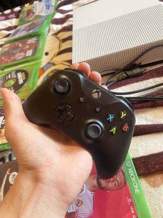 Vand Xbox One s cu o maneta