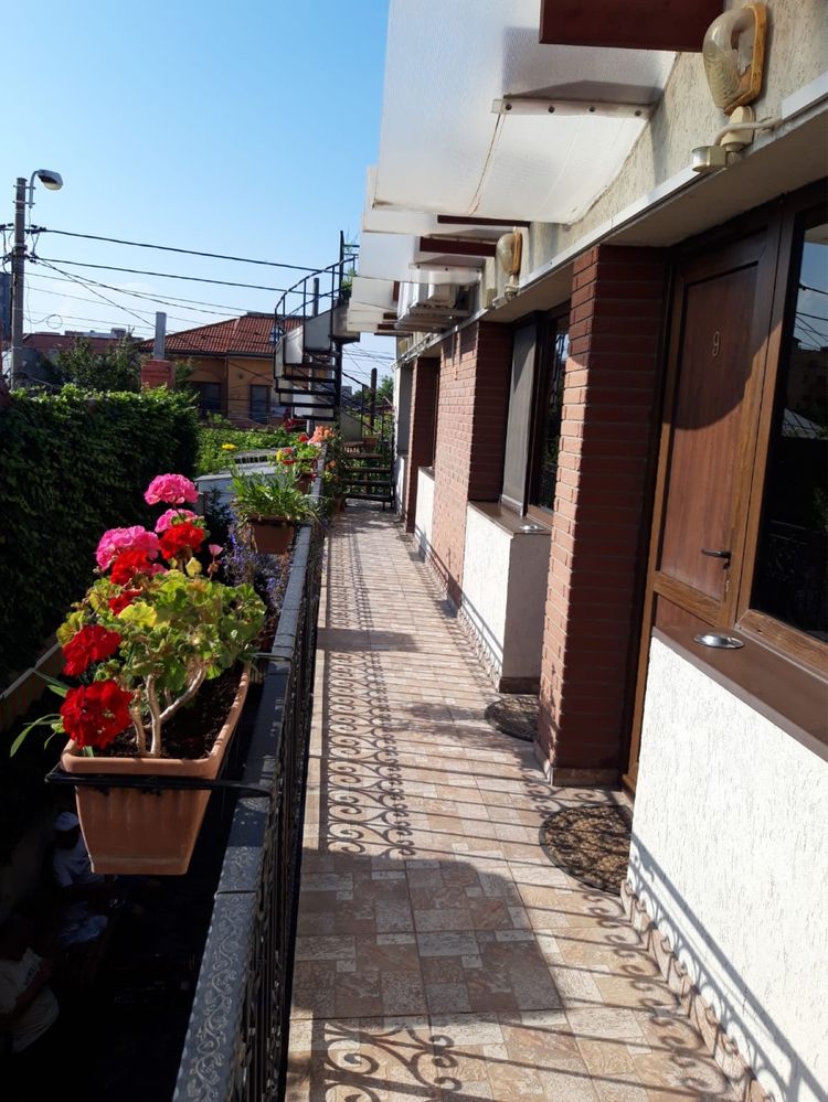 Vand pensiune 250 mp cu 10 camere zona Faleza Nord Constanta