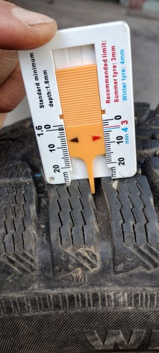 Vând două anvelope NOKIAN iarna 175/65 R14