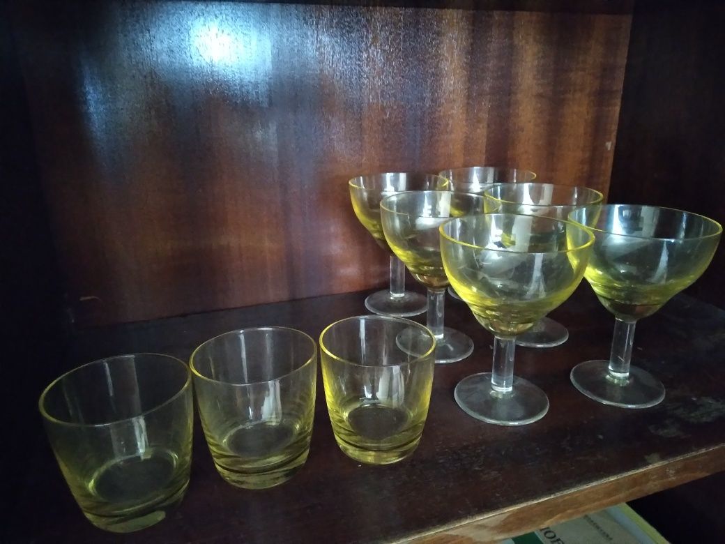 стеклянные стаканы и рюмки