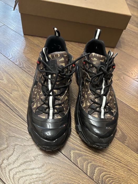 Кроссовки от burberry