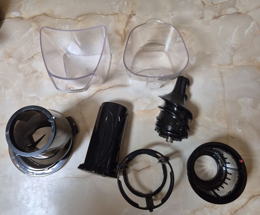 Сокоизстисквачка Kuvings B1700 като нова,пълен комплект