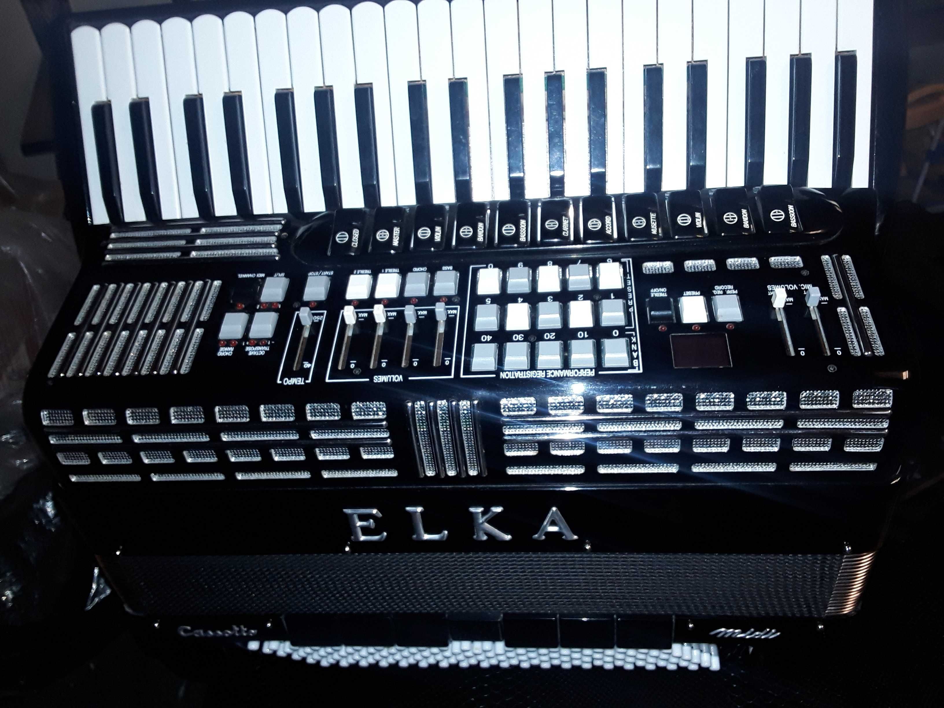 vand acordeon italian ELKA impecabil, ca nou cu midi de fabrică.