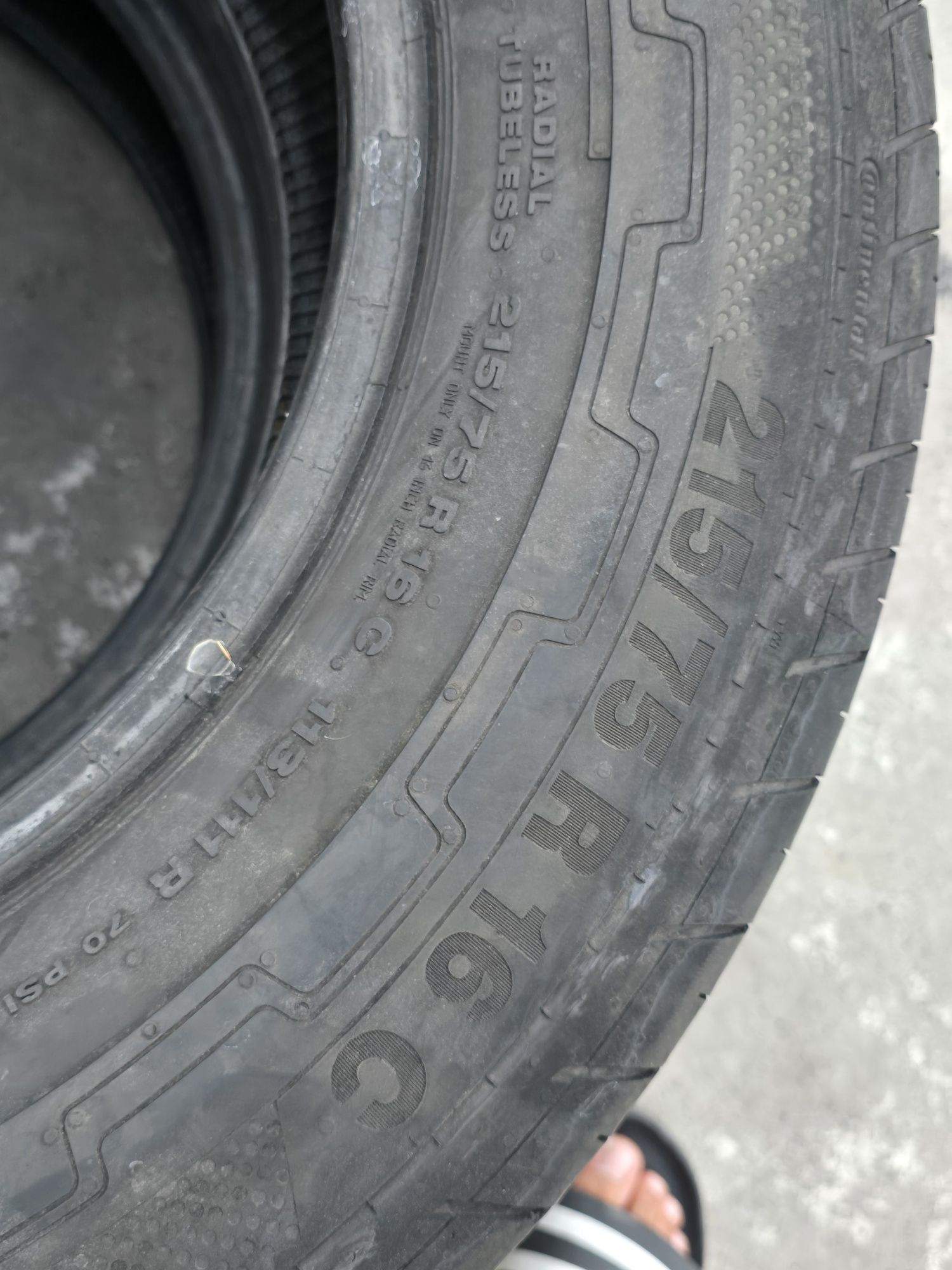 2 Броя Бусови Гуми 215/75/16C Continental 7mm