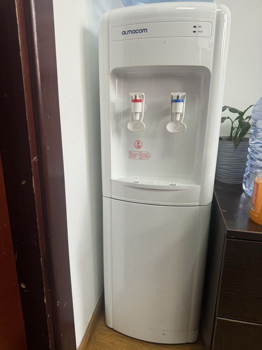 Диспенсер холодной и горячей воды