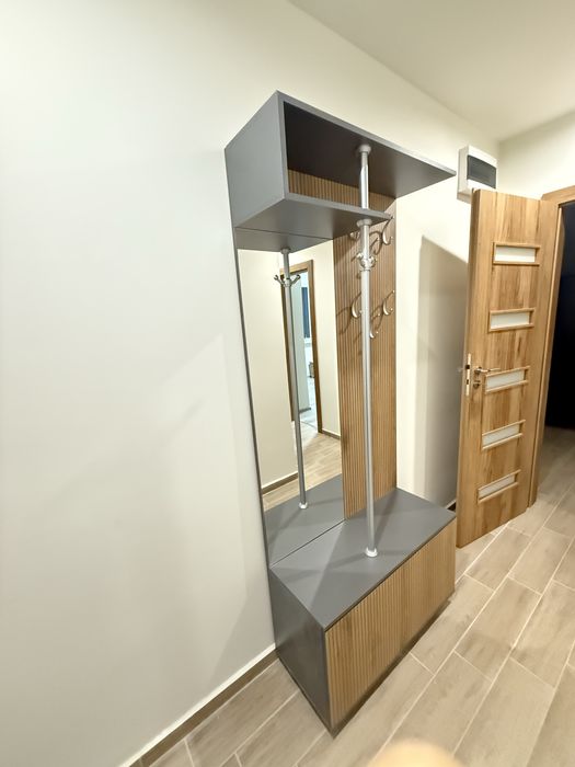 Портманто в сиво и дървесно