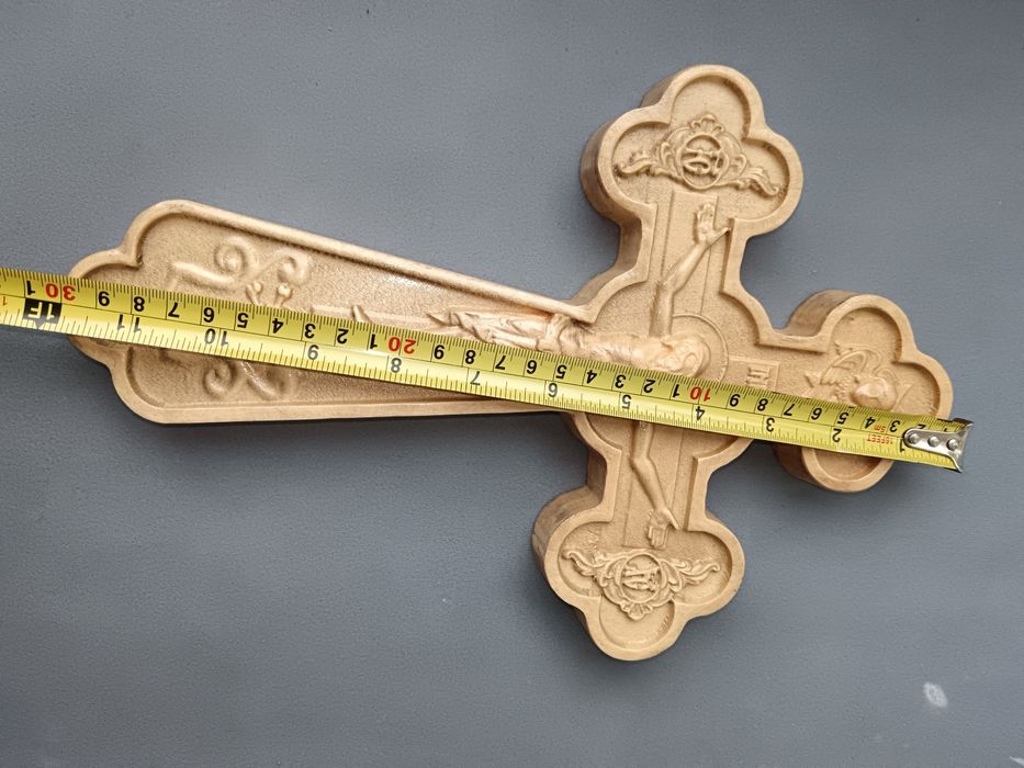 Cruce sculptată din lemn