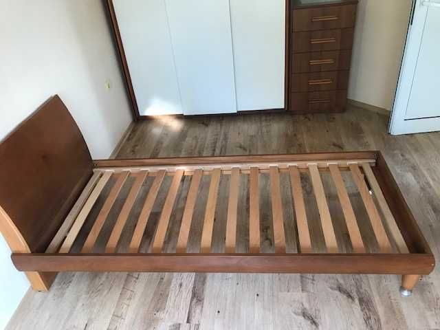 Гардероб ш.357 (разделен 204+153) в.210, легло масив и кожено кресло