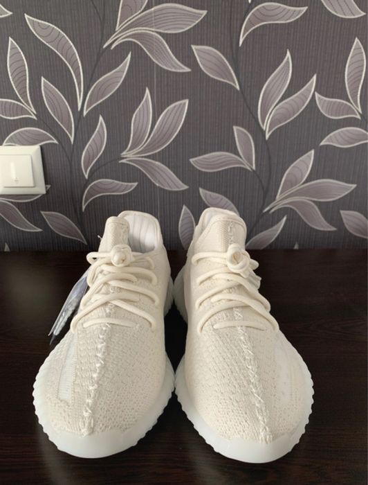 Yeezy 350 noi cu eticheta