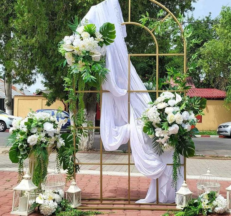 Inchiriem pentru Evenimente:Aranjamente Florale,Decoratiuni ,Accesorii