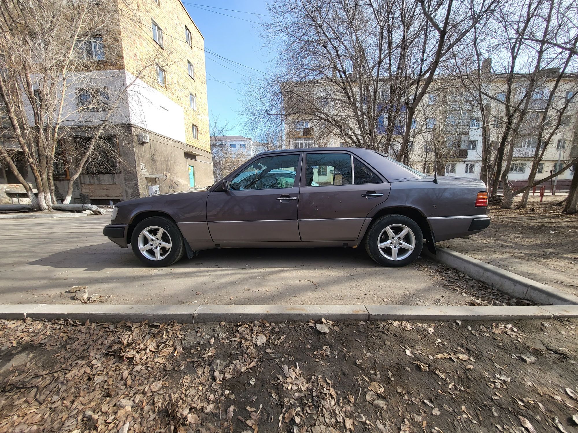 Mercedes-Benz 260e