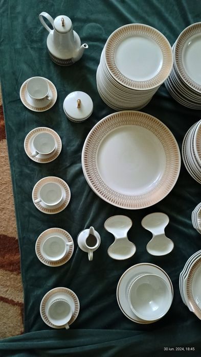 Set serviciu de masa .porțelan cu decor auriu