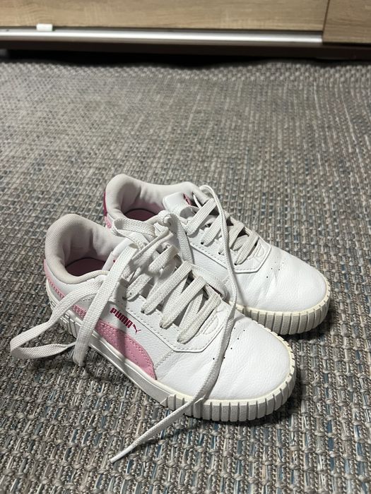 Vând adidași puma,pentru fetițe.