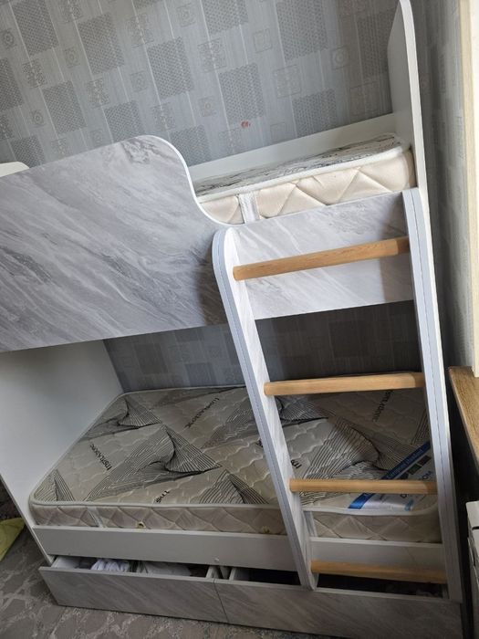 Krovat dvux etajniy