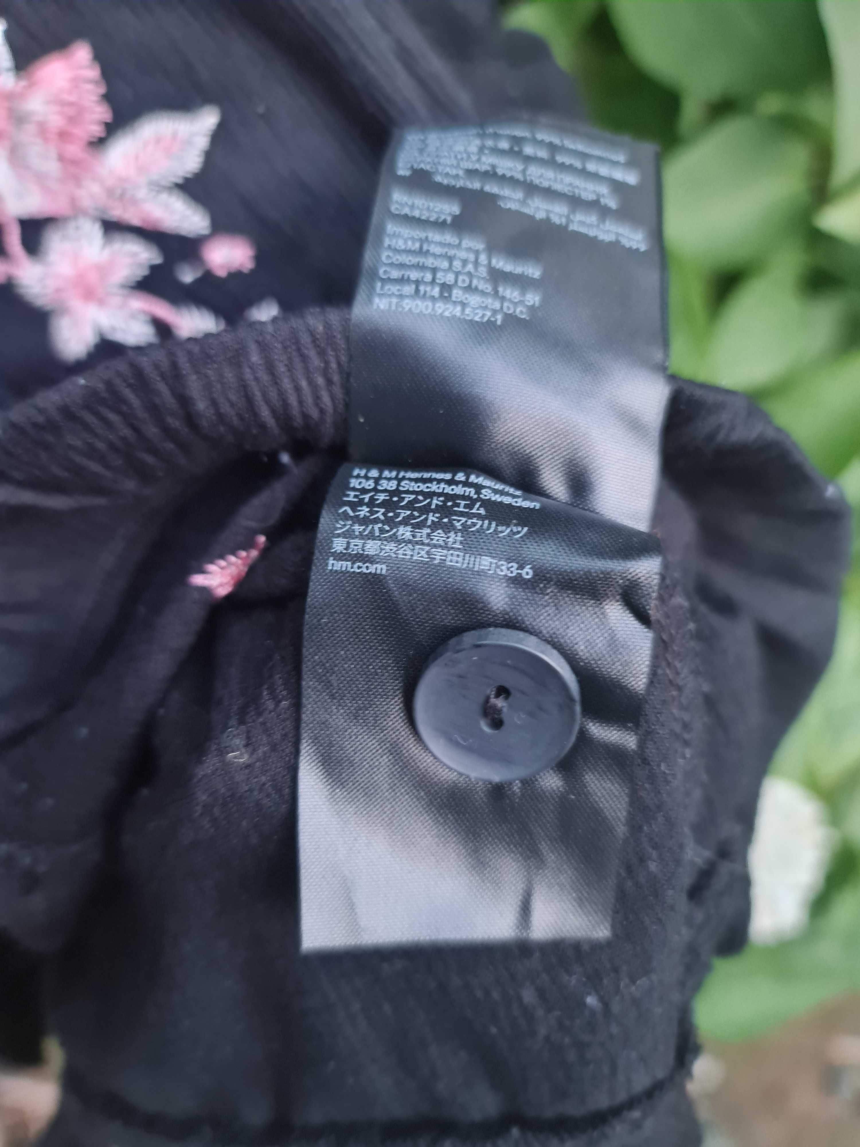 Bluza neagra H&M de dama cu broderie florala roz, marimea L